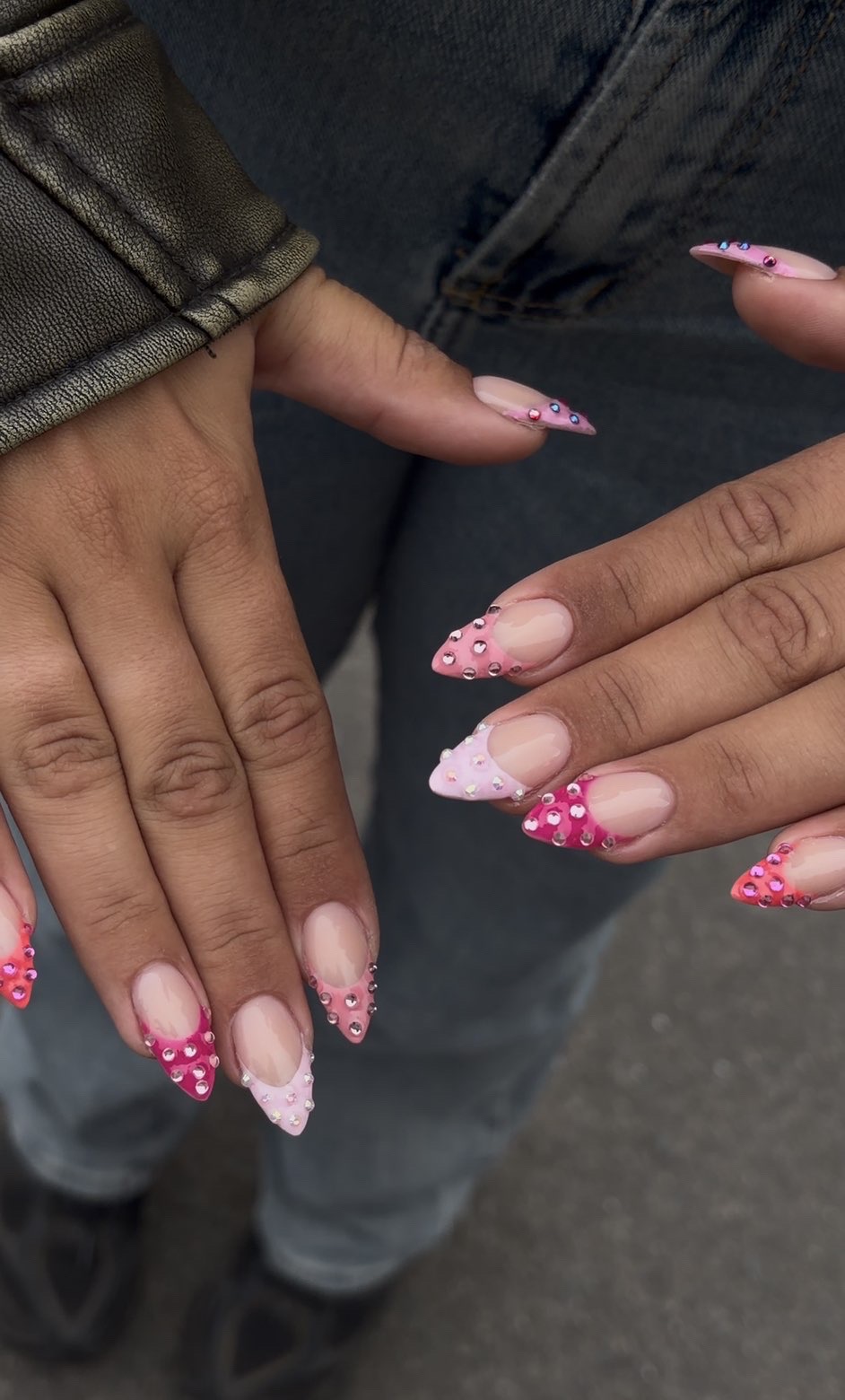 Amandelvormige nagels in roze en wit met 3D-stipjes